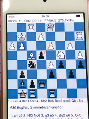 裁判發現尼加利茲以手機程式，分析正在進行的賽事棋局。（互聯網圖片）