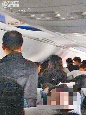 四名女乘客在機上大打出手。