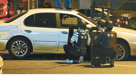 高雄市警方私家車內通緝犯對峙。（互聯網圖片）