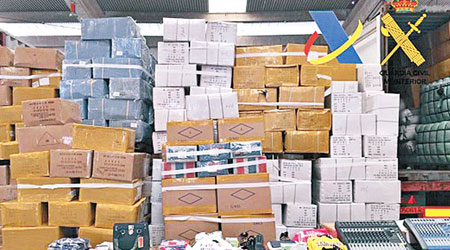 西班牙國民警衞隊繳獲的大批中國冒牌貨。（互聯網圖片）