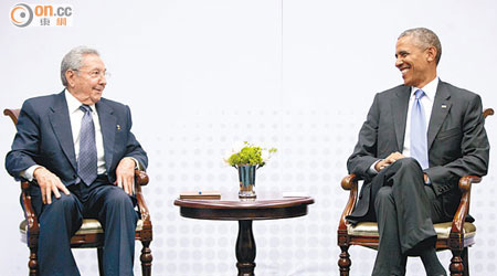 奧巴馬（右）與勞爾‧卡斯特羅在美洲峰會會面。