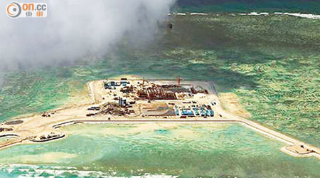 中國在南海島礁進行填海工程。（資料圖片）