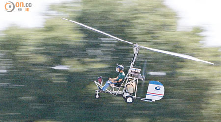 休斯受訪片段中的旋翼機靠尾槳推動。
