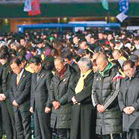 出席集會的民眾為遇難者默哀。（互聯網圖片）