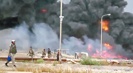 伊拉克政府軍與聖戰士激烈交火，現場黑煙冉冉升起。（互聯網圖片）