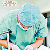 醫生為肖體政進行肝臟移植手術。