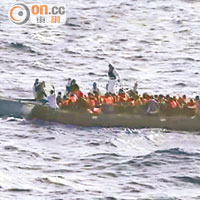 前年有偷渡客在蘭佩杜薩島附近海域等候救援。