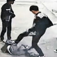 踢背<BR>受害男生倒地後被拳打腳踢。