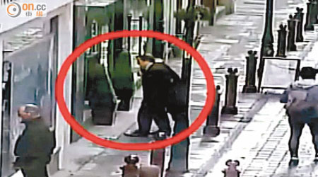 兩名歹徒（紅圈示）被拍到前往與珠寶商接洽。（英國警方圖片）