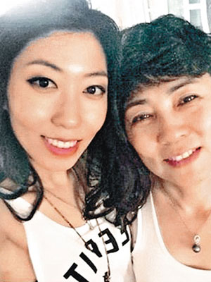 傳曲婉婷（左）的母親張明杰（右）涉貪被拘押。（互聯網圖片）