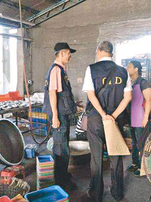 執法人員到該非法地下米血糕廠稽查。（互聯網圖片）