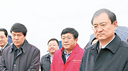 王天普（右一）涉嚴重違紀被調查。（互聯網圖片）