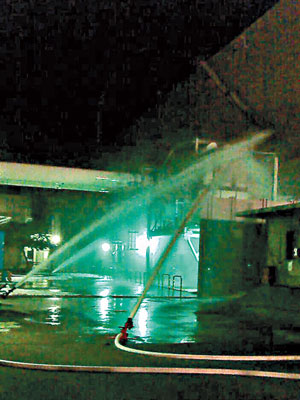 消防對台電核三廠的大火射水灌救。（中央社圖片）