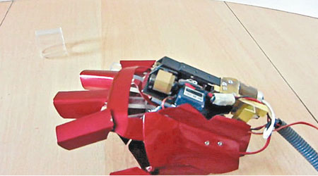 普里貝設計的鐵甲手掌，可以射出真激光。（互聯網圖片）