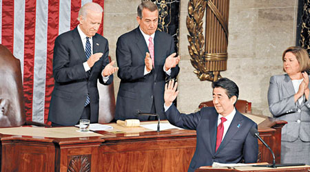 安倍晉三（右）演講後獲副總統拜登（左）及其他議員站立鼓掌。（中新社圖片）