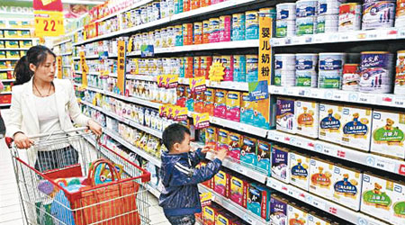 消費者在超市中選購奶粉。（互聯網圖片）