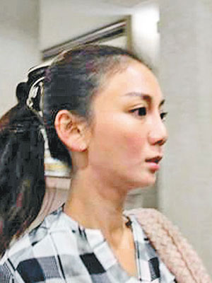 劉喬安穿黑白格紋襯衫，現身台北地檢署。（互聯網圖片）