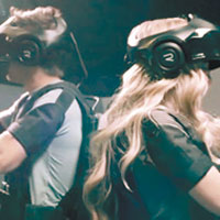 玩家戴上VR頭部裝置，在虛擬世界中殺敵。（互聯網圖片）