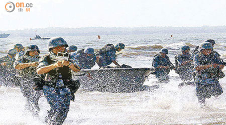 中國大陸公布的軍事支出比台灣高近十倍，圖為解放軍南海艦隊的搶灘訓練。