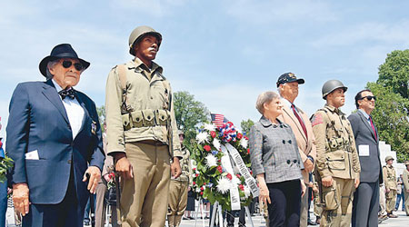 美國華盛頓舉行紀念活動，多名二戰老兵獻花。（中新社圖片）