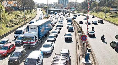 巴黎當局希望透過控制交通流量，改善空氣污染問題。（呂靜儀攝）