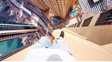 舍爾斯雅申科曾在杜拜一棟大樓頂部的狹窄空間，挑戰翻觔斗等高難度動作。（互聯網圖片）