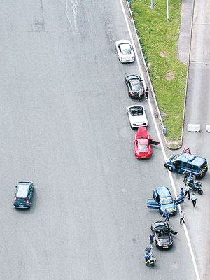 涉案跑車停在路旁，司機受查。（法國憲兵圖片）