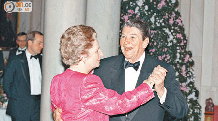 列根（右）與戴卓爾夫人（左）分屬好友，圖為一九八八年國宴兩人共舞的照片。（資料圖片）