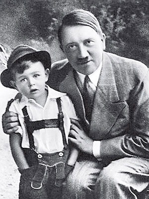 巴特爾斯（左）曾與希特拉（右）拍攝納粹黨宣傳海報。（互聯網黑白圖片）