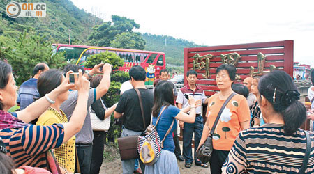 台灣交通部開放大陸高端旅團惹爭議。圖為遊覽阿里山的陸客。