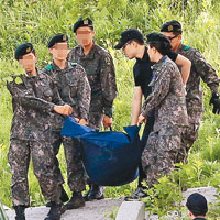 開槍的蔡姓軍人的屍體被抬走。（互聯網圖片）