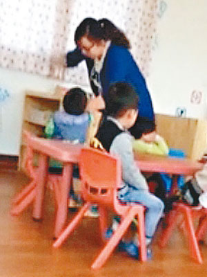 孫姓女教師提起學生雙手抽打。（互聯網圖片）