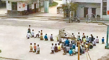 多名小學生被罰跪操場。（互聯網圖片）