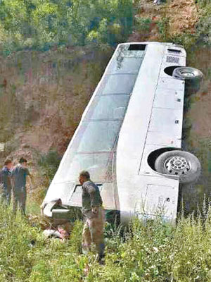 旅巴跌落三十多米下的山溝，造成超過四十人死傷。（互聯網圖片）