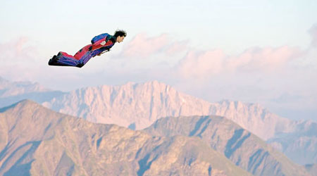 迪恩‧波特過往不時穿飛鼠裝進行定點跳傘。（互聯網圖片）