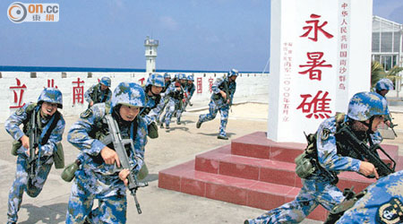 中國海軍曾在美軍機飛越永暑礁等島礁時發出八次警告。（資料圖片）