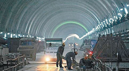發展規劃內容包含交通基建等方面，圖為高鐵工地。（互聯網圖片）
