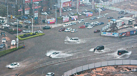 東莞街頭嚴重水浸。（互聯網圖片）