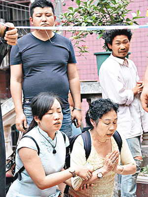 失蹤者家屬在塌樓現場跪地祈求親人平安。（中新社圖片）