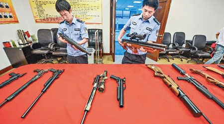 杭州海關檢獲大批走私槍械。（互聯網圖片）