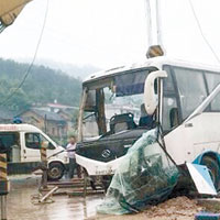 救援人員吊起翻側旅遊大巴。（互聯網圖片）