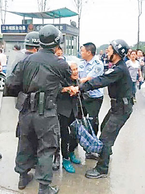 官方出動武警對付老人示威者。（互聯網圖片）