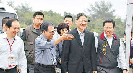 張志軍（右二）冒雨參訪金門口埔水庫。（中新社圖片）