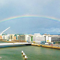 公投後都柏林上空曾出現兩道彩虹。民眾不禁對天公作美感驚嘆。（互聯網圖片）