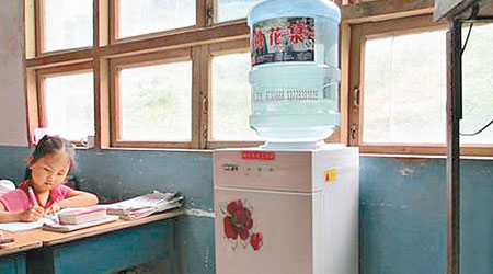 內地不少小學的課室內都會設置飲水機。（互聯網圖片）