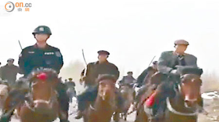 警察及農民騎馬進行搜捕行動。（電視畫面）