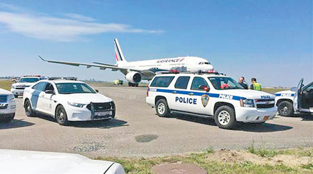 警方派員到機場搜查涉事法航客機。（互聯網圖片）