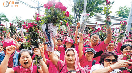 紅衫軍熱切盼望他信重返泰國政壇。（資料圖片）