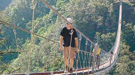 工人花了八個月時間興建吊橋。（互聯網圖片）