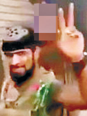 有什葉派戰士吊起一名IS戰俘（後），並施以火刑。（互聯網圖片）